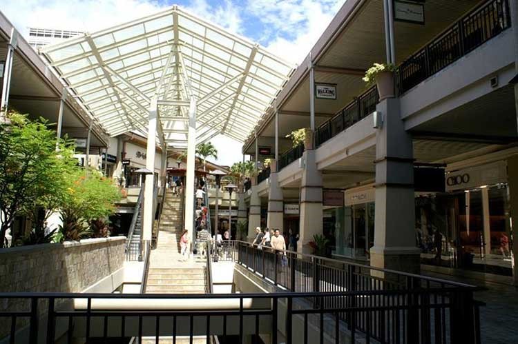 10- Ala Moana Shopping Center، الولايات المتحدة تحوي مدينة اواهو بولاية هاواي الامريكية واحد من اكبر المجمعات التجارية القائمة بالهواء الطلق في العالم، حيث يضم مئات المتاجر والمحلات الراقية مع اكثر من 100 مطعما محاطة باشجار النخيل والتي يمكن التسوق فيها مع الاستمتاع باشعة الشمس والمناطق الترفيهية