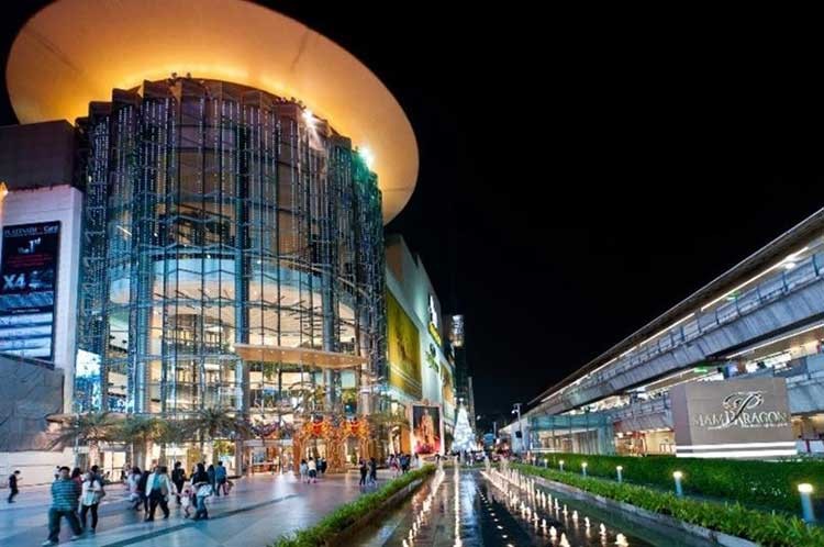 2- Siam Paragon، تايلاند يقع في العاصمة التايلاندية بانكوك وتزيد مساحته عن 232 الف متر مربع، ويضم العديد من الاماكن الترفيهية البارزة مثل قاعة للاوبرا ومعرض فني وصالة للبولينج واخرى للالعاب الرياضية واللياقة، كما انه موطن لاول حديقة عمودية في العالم ويحوي Siam Ocean World اكبر حوض للاسماك في جنوب شرق اسيا