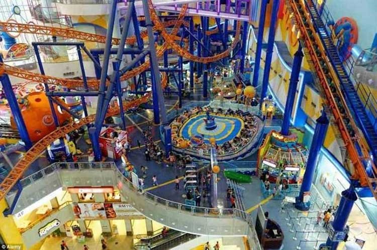 3- Berjaya Times Square، ماليزيا يتكون المركز التجاري برجايا تايمز سكوير القائم بالعاصمة الماليزية كوالالمبور من ثلاثة عشر طابقا، الى جانب ان لديه واحدة من اكبر مدن الملاهي في اسيا فضلا عن انه يضم فندق راقي وما يزيد عن الف محل تجاري وغيرها