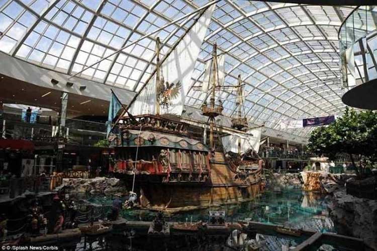 4- West Edmonton Mall، كندا يوجد في مدينة ادمونتون بمقاطعة البرتا ويعتبر اكبر مركز للتسوق في امريكا الشمالية، حيث يضم حديقة للحيوانات ومسرحا وبحيرة داخلية فضلا عن العديد من الاماكن التي تحاكى المناطق الشهيرة مثل Bourbon Street وChinatown مع حوالي 800 متجر، وكذلك يحتوى على المنتزه Galaxyland وحديقة مائية في الداخل