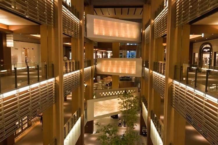 5- Tokyo Midtown، اليابان يعتبر هذا المركز التجاري المتواجد بالعاصمة اليابانية طوكيو احد اماكن الجذب السياحي المتكاملة، حيث يضم محلات تجارية وفندق فضلا عن خمسة من افضل صالات العرض والمتاحف مثلDesign Sight 21_21 وغيرها