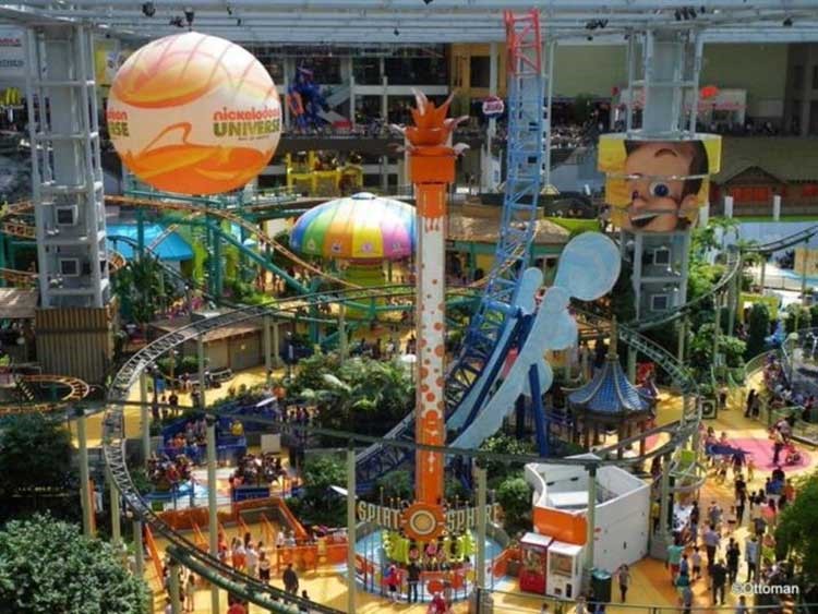 6- Mall of America، الولايات المتحدة هو احد مراكز التسوق الشهيرة في العالم حيث يستقبل ملايين الزوار سنويا، نظرا لانه مزود بمسرح ومتنزه داخلي ومساحة مائية مغطاة وصالة للجولف، كما يضم هذا المركز القائم في مدينة بلومنغتون بولاية مينيسوتا مدينة ملاهي مائية عملاقة ومناطق ترفيهية لمحاكاة الطيران