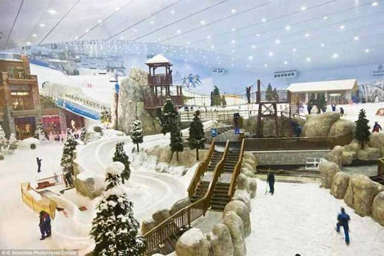 8- Mall of Emirates، الامارات احد مراكز التسوق القائمة بمدينة دبي التي توفر العديد من وسائل الراحة والترفيه حيث يحوي اول منحدر داخلي للتزلج على الجليد في الشرق الاوسط، كما يضم صالة للالعاب ومسرحا ومعرض فني الى جانب مدينة الملاهي ماجيك بلانيت