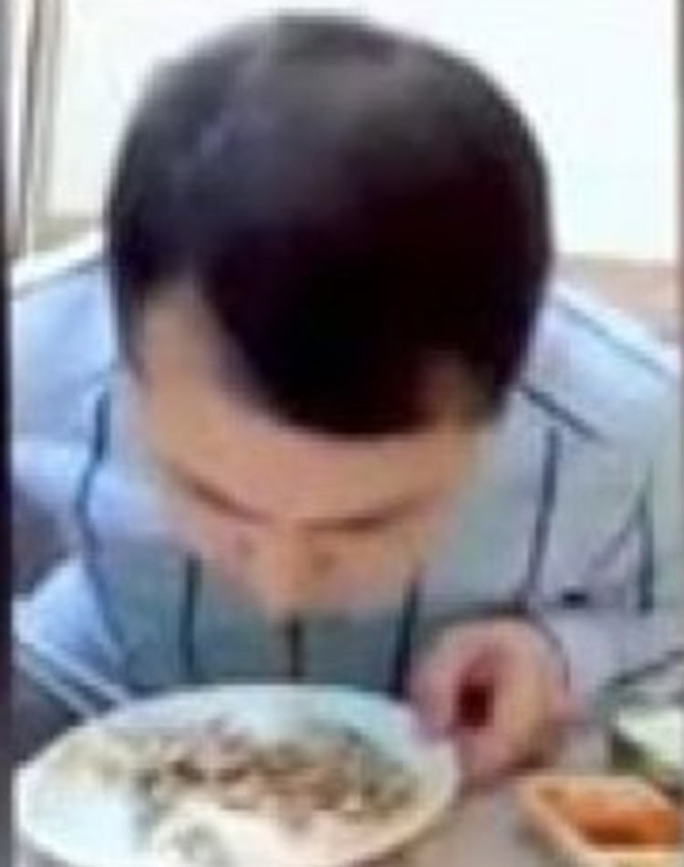 بالفيديو.. رجل جائع يأكل أخطبوطاً حياً على العشاء
