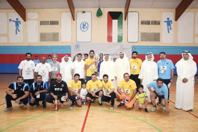 الرئيس التنفيذي للشركة هاشم سيد هاشم مع الفريق البطل ﻿