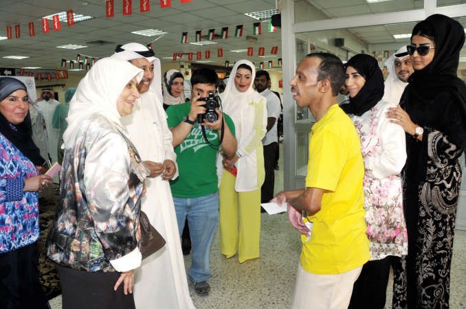 الوزيرة الصبيح في حديث باسم مع احد النزلاء﻿