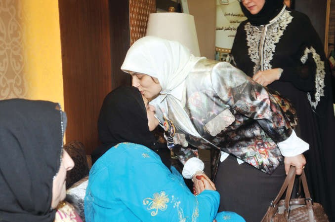 الوزيرة هند الصبيح تهنئ احدى نزيلات دور الرعاية بقبلة على الراس﻿