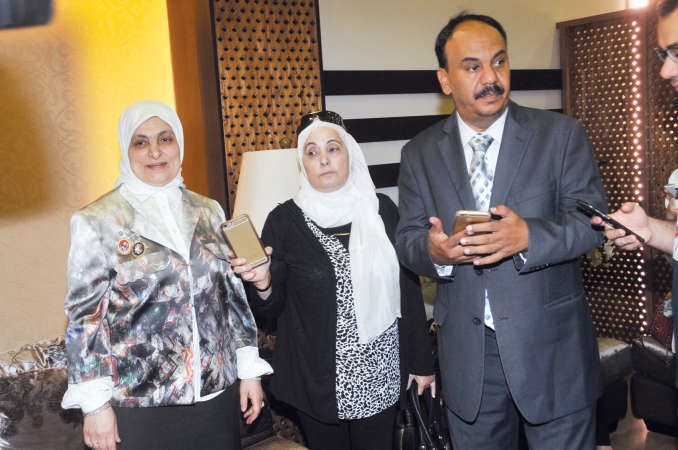 هند الصبيح متحدثة الى الزميلة بشرى شعبان ويبدو الزميل حامد السيد﻿