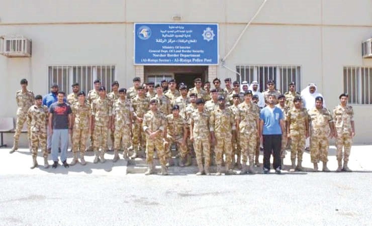 اللواء الشيخ محمد اليوسف متوسطا عددا من رجال مركز الرتقة