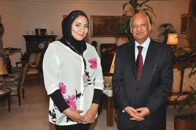 السفير المصري عبدالكريم سليمان مع الزميلة الاء خليفة﻿