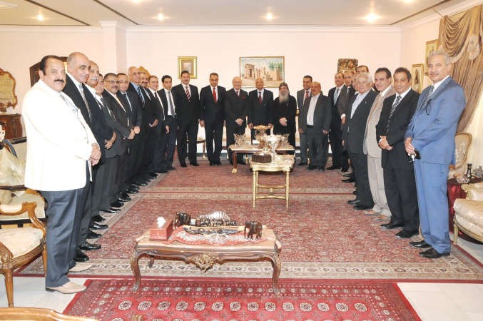 السفير المصري يتوسط المهنئين بعيد الفطر المباركاحمد علي ﻿
