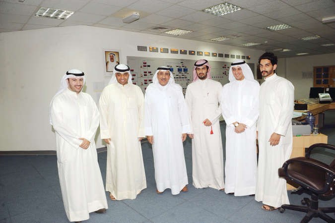 الوزير م احمد الجسار مع عدد من الموظفين﻿