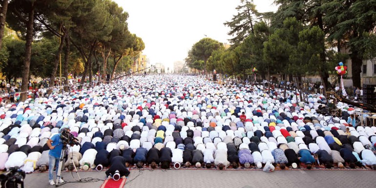 مسلمون البان يؤدون صلاة العيد في الجادة الرئيسية في تيرانا امسافپ﻿