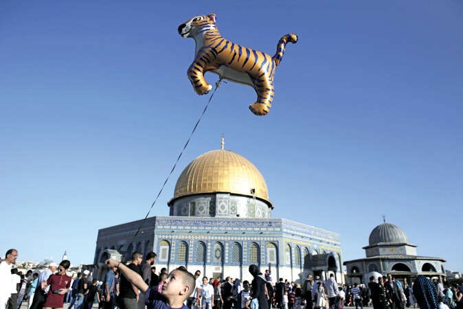 طفل فلسطيني يلهو في باحة قبة الصخرة بعد صلاة العيد امس افپ﻿