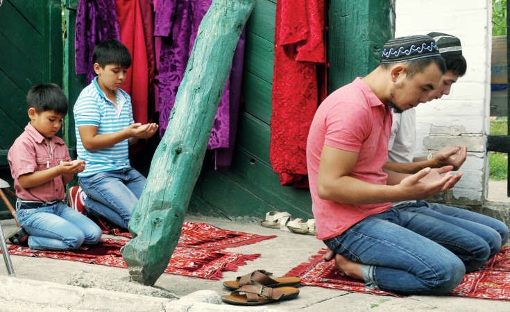مسلمون من قيرغيزستان يؤدون صلاة العيد في الباحة المواجهة لمسجد بمدينة كاراكولافپ ﻿