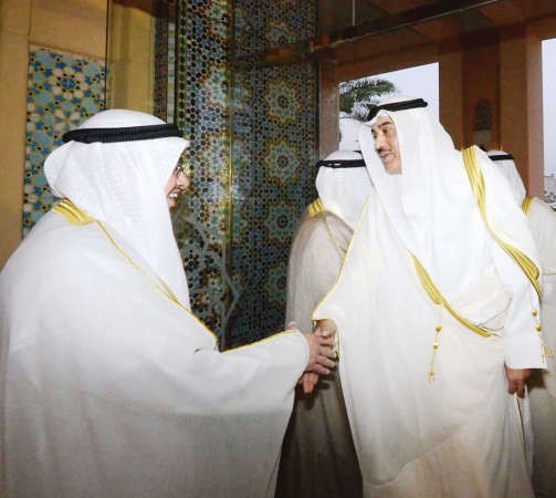 الشيخ صباح الخالد مصافحا د عادل الفلاح﻿