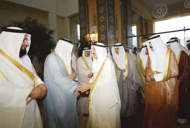 صاحب السمو الامير لدى وصوله الى المسجد الكبير وفي استقباله يعقوب الصانع وقيادات الاوقاف ﻿