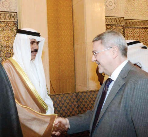 سمو ولي العهد الشيخ نواف الاحمد مصافحا السفير العراقي﻿