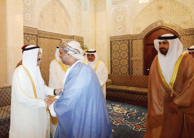 صاحب السمو الامير مصافحا السفير العماني ويبدو السفير الاماراتي﻿