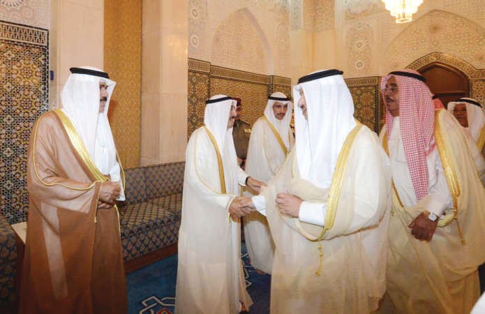صاحب السمو الامير الشيخ صباح الاحمد مصافحا سمو رئيس الوزراء الشيخ جابر المبارك والشيخ جابر الخالد بحضور سمو ولي العهد الشيخ نواف الاحمد ومرزوق الغانم﻿