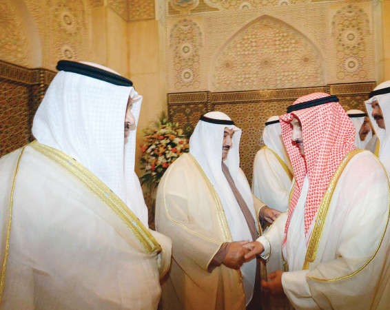 الشيخ دابراهيم الدعيج مصافحا سمو الشيخ ناصر المحمد﻿