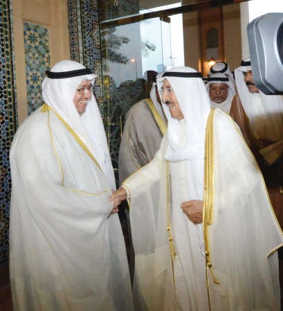صاحب السمو مصافحا د عادل الفلاح﻿