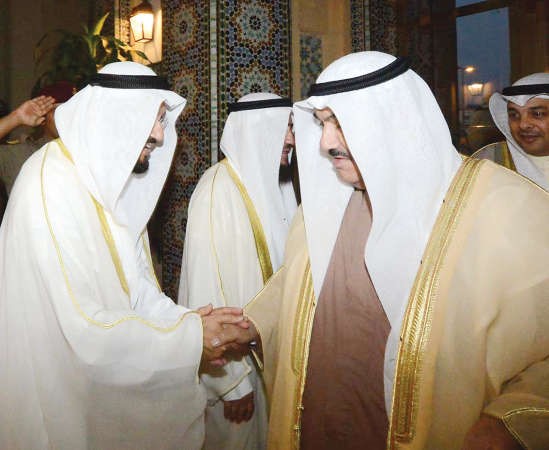 سمو الشيخ ناصر المحمد مصافحا وليد الشعيب﻿