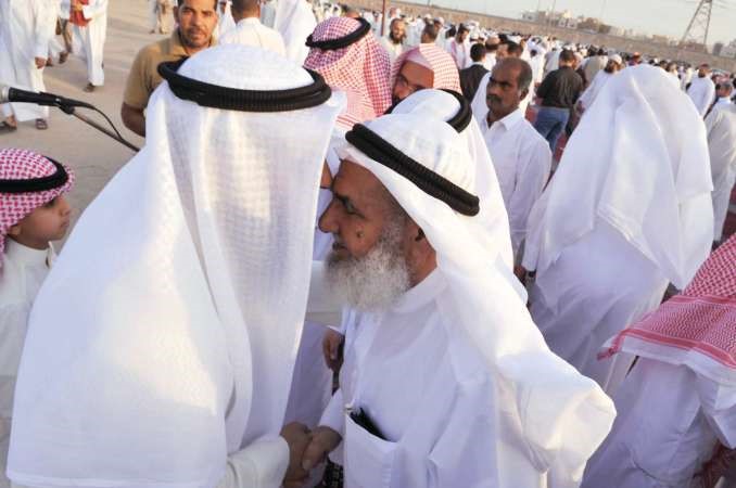 مواطنان يتبادلان التهاني بالعيد﻿