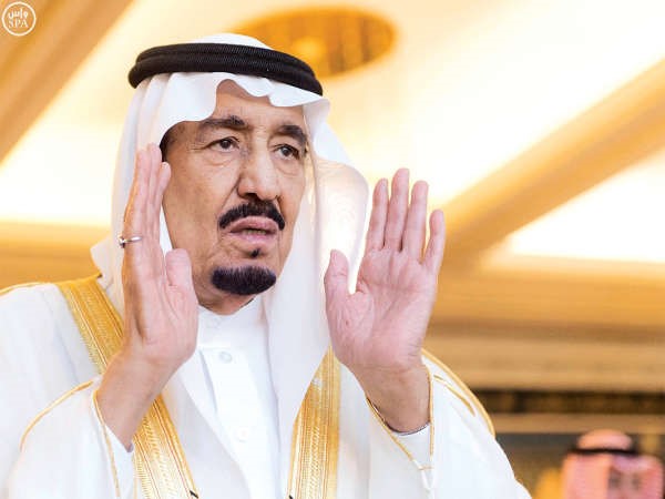 خادم الحرمين الشريفين الملك سلمان بن عبدالعزيز يؤدي صلاة عيد الفطر المبارك واس