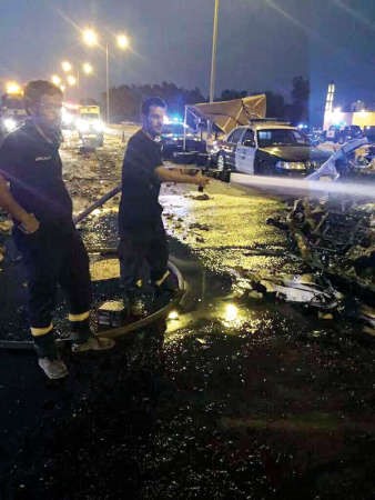 رجال اطفاء سعوديون خلال تفقدهم اثار التفجير في الرياض امس الاول 	العربية نت ﻿