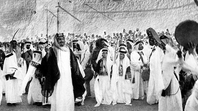 صورة  نادرة للملك السعودي المؤسس أثناء مشاركته احتفال المواطنين بعيد الفطر بالرياض