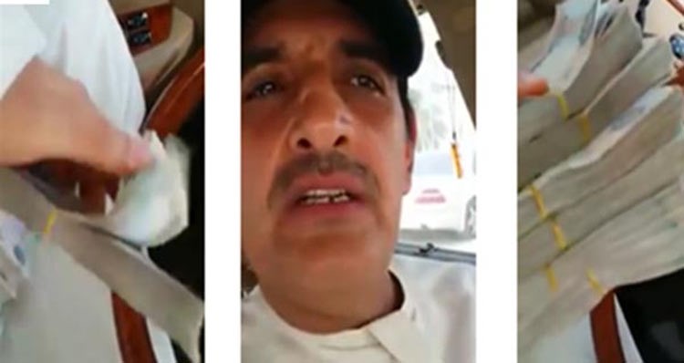 بالفيديو.. إماراتي يوزع عيديات بنصف مليون درهم على أصدقائه في "قروب" بالواتساب