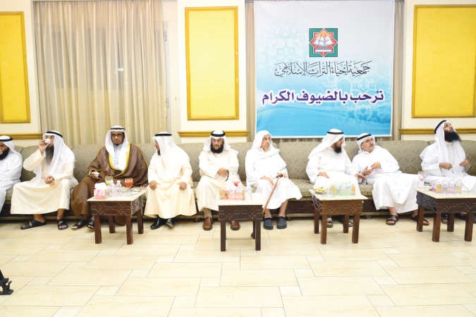 مطارق العيسى وعدد من المهنئين في استقبال المهنئين