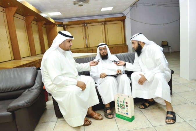 مطارق العيسى متحدثا الى الزميل ثامر السليم
