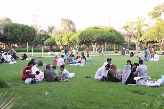 المساحات الخضراء في الحديقة استقطبت الاسر الزائرة للحديقة 