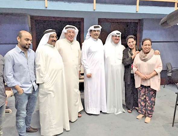 وكيل الاذاعة الشيخ فهد المبارك يتوسط نجوم مسلسل رفعت الجلسة