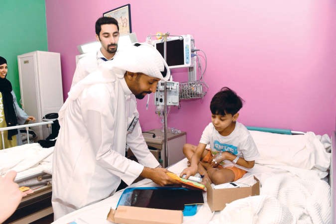 فريق بنك الكويت الوطني خلال زيارة اطفال مستشفى بنك الكويت الوطني﻿