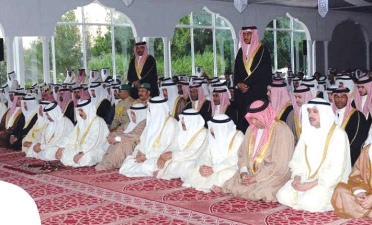 الشيخ عزام مبارك الصباح خلال حضوره صلاة العيد مع عاهل البحرين الملك حمد بن عيسى