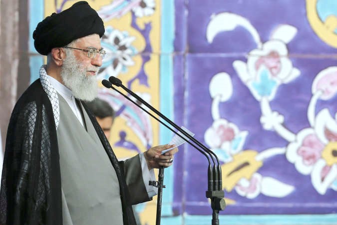القائد الاعلى للثورة الايرانية علي خامنئياثناء القائه كلمته بمناسبة عيد الفطر في طهران امس	اپ ﻿