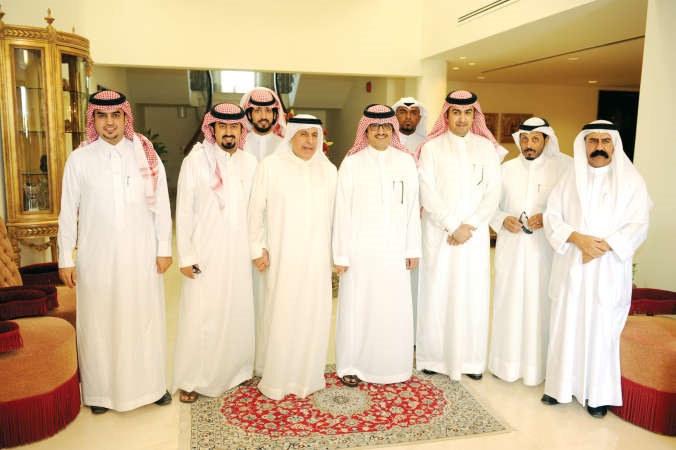 دعبدالعزيز الفايز مع عدد من المهنئين