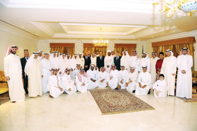 السفير دعبدالعزيز الفايز مع عدد من السفراء والديبلوماسيين والشخصيات الذين توافدوا على سفارة المملكة لتهنئته بعيد الفطر هاني الشمري