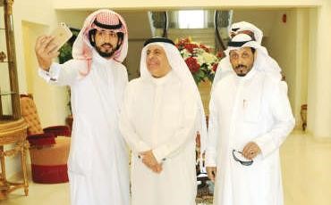 سيلفي مع السفير الفايز