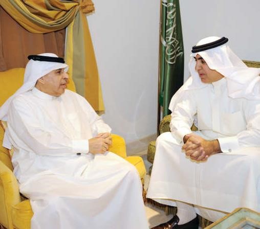 السفير الفايز في حديث مع احد مهنئيه