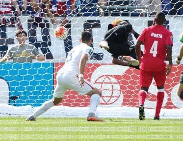 ديمبسي يتلاعب بالجميع ويحرز احد اهدافه الثلاثةرويترز