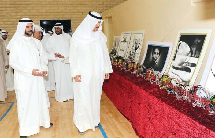 الشيخ سلمان الحمود خلال جولته بمركز شباب القصور