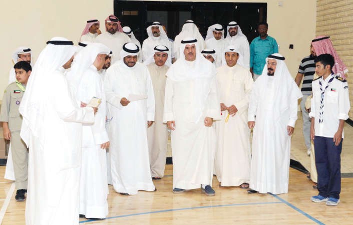 الشيخ سلمان الحمود والشيخ احمد المنصور ووليد الانصاري خلال زيارة مركز شباب القصور بمحافظة مبارك الكبير 