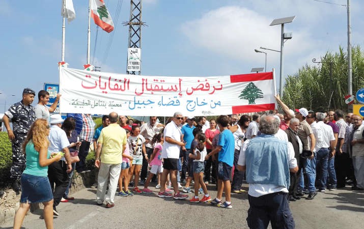 اهالي عمشيت وحبالين في قضاء جبيل خلال قطع الطريق المؤدي الى مكب حبالين منعا لكب النفايات الواردة من خارج منطقتهممحمود الطويل