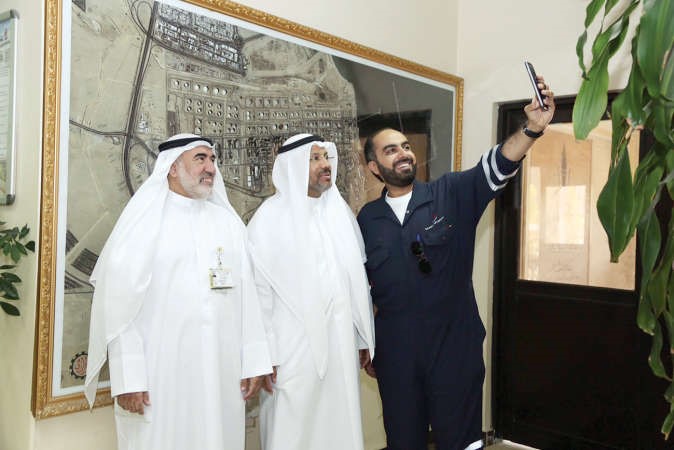 سيلفي مع الرئيس التنفيذي ومدير العمليات بمصفاة الاحمدي