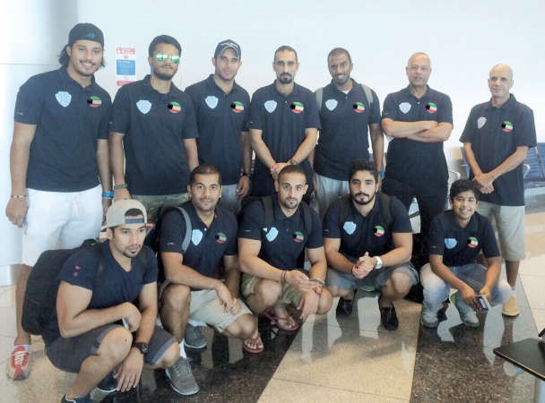  احمد الفيلكاوي يتوسط المنتخب خلال وصوله لمطار تونس﻿