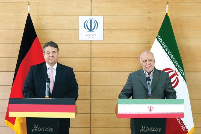 وزير الاقتصاد الالماني ووزير النفط الايراني خلال مؤتمرهما الصحافي في طهران امس	 اپ ﻿